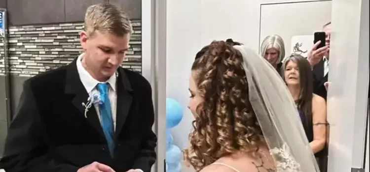 Celebraron su boda… en el baño de una gasolinera