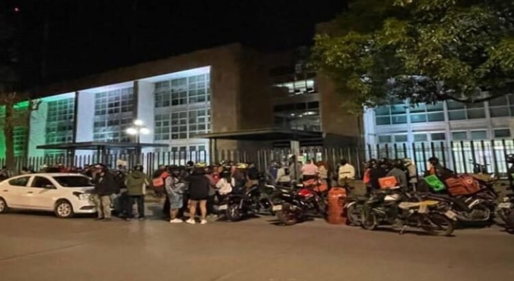 Varios conductores y repartidores de apps se manifiestan en la FGE por el asesinato de mujer en La Pila