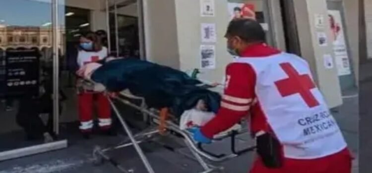 Un Banco obliga a una mujer mayor a ir en camilla a realizar trámite en San Luis Potosí