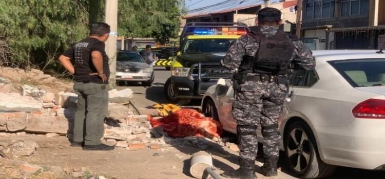 Dos personas pierden la vida al colapsar una barda en San Luis Potosí
