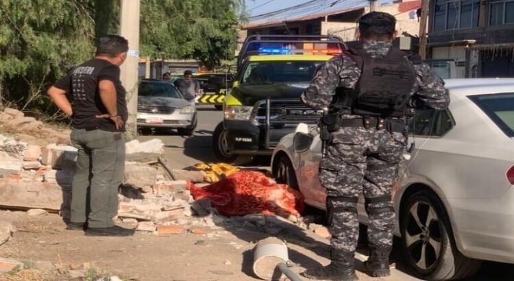 Dos personas pierden la vida al colapsar una barda en San Luis Potosí
