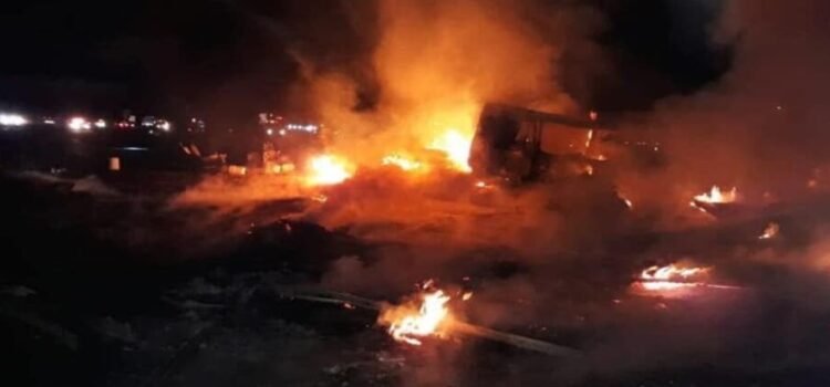 Un tráiler arde luego de volcar en la carretera 57