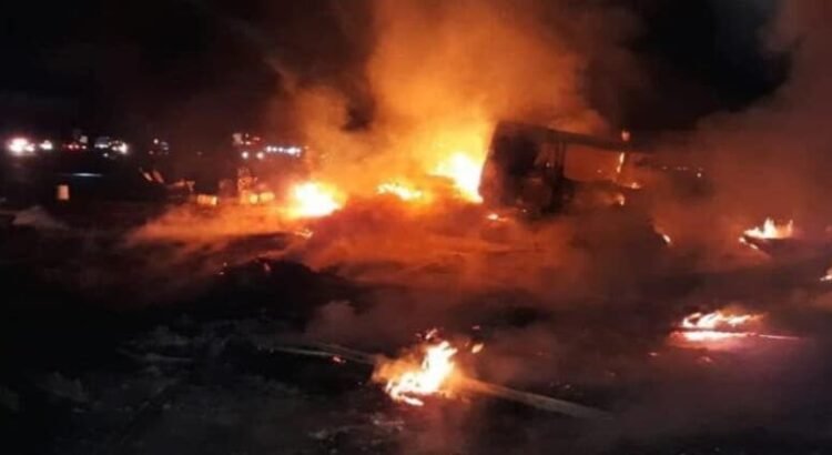 Un tráiler arde luego de volcar en la carretera 57