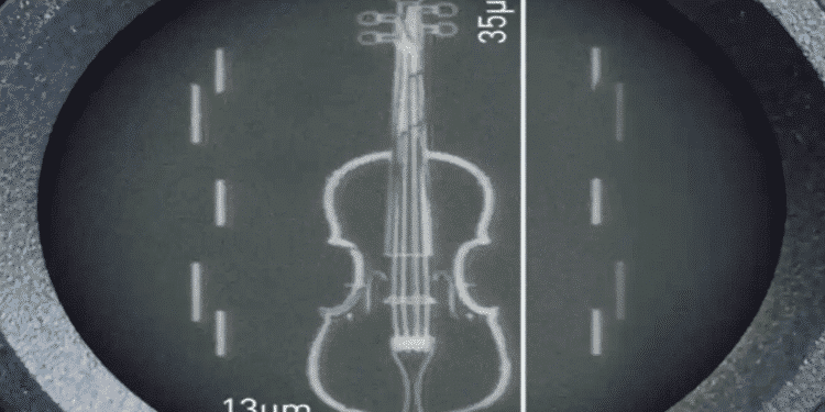 Crean violín microscópico … más delgado que un cabello humano