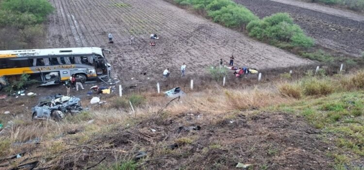 Un camión de pasajeros se vuelca tras chocar con auto en San Luis Potosí deja como resultado a 4 personas sin  vida y 20 lesionados