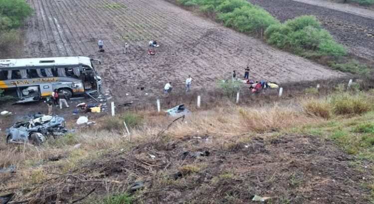 Un camión de pasajeros se vuelca tras chocar con auto en San Luis Potosí deja como resultado a 4 personas sin  vida y 20 lesionados