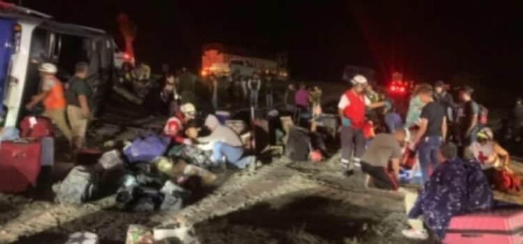 Una volcadura deja al menos dos fallecidos en San Luis Potosí