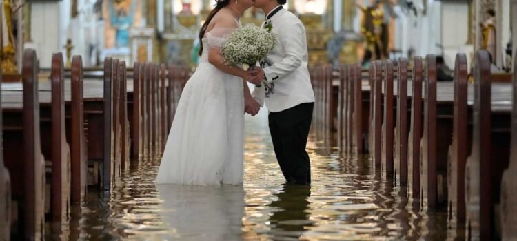 El amor desafía la tormenta: pareja se casa en iglesia inundada en Filipinas