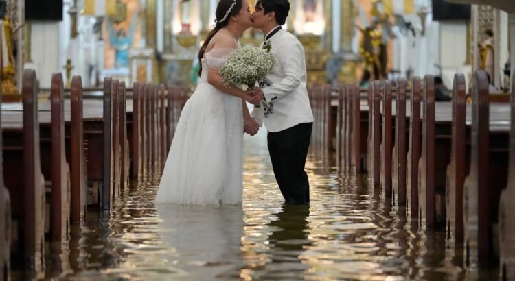 El amor desafía la tormenta: pareja se casa en iglesia inundada en Filipinas