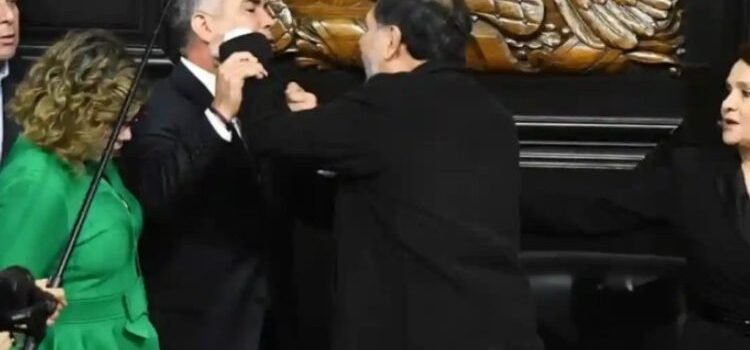 Noroña y ‘Alito’ se fueron a los golpes en el Senado