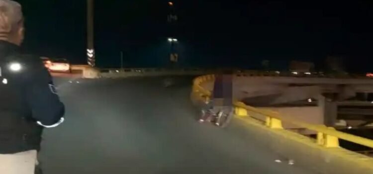 Un policía vial evita que una mujer se arroje desde el distribuidor Juárez