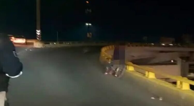 Un policía vial evita que una mujer se arroje desde el distribuidor Juárez