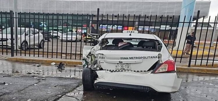 Un autobús choca contra taxis estacionados frente a la Terminal Terrestre Potosina