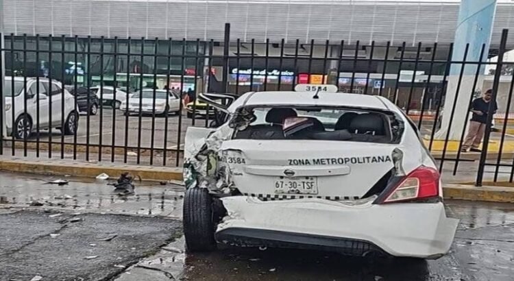 Un autobús choca contra taxis estacionados frente a la Terminal Terrestre Potosina