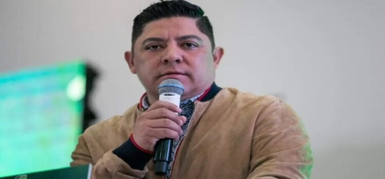 El gobernador Ricardo Gallardo anuncia “megapuente patrio” en escuelas de San Luis Potosí