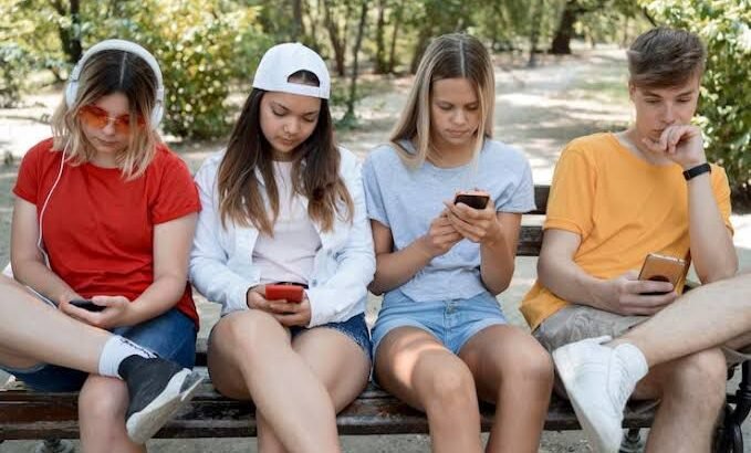 Eurocámara sugiere elevar a 16 años la edad mínima para usar redes sociales e IA