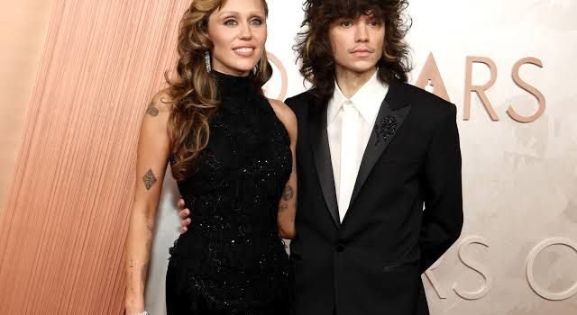 Miley Cyrus deslumbra con su anillo de compromiso Miley Cyrus deslumbra con su anillo de compromiso